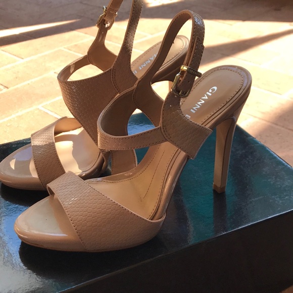 Gianni Bini heels, natural in size 6 - Picture 1 of 4